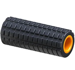 Zwarte, getextureerde schuimroller met oranje kern, bedoeld voor spierherstel, het losmaken van fascia en therapie na de training.